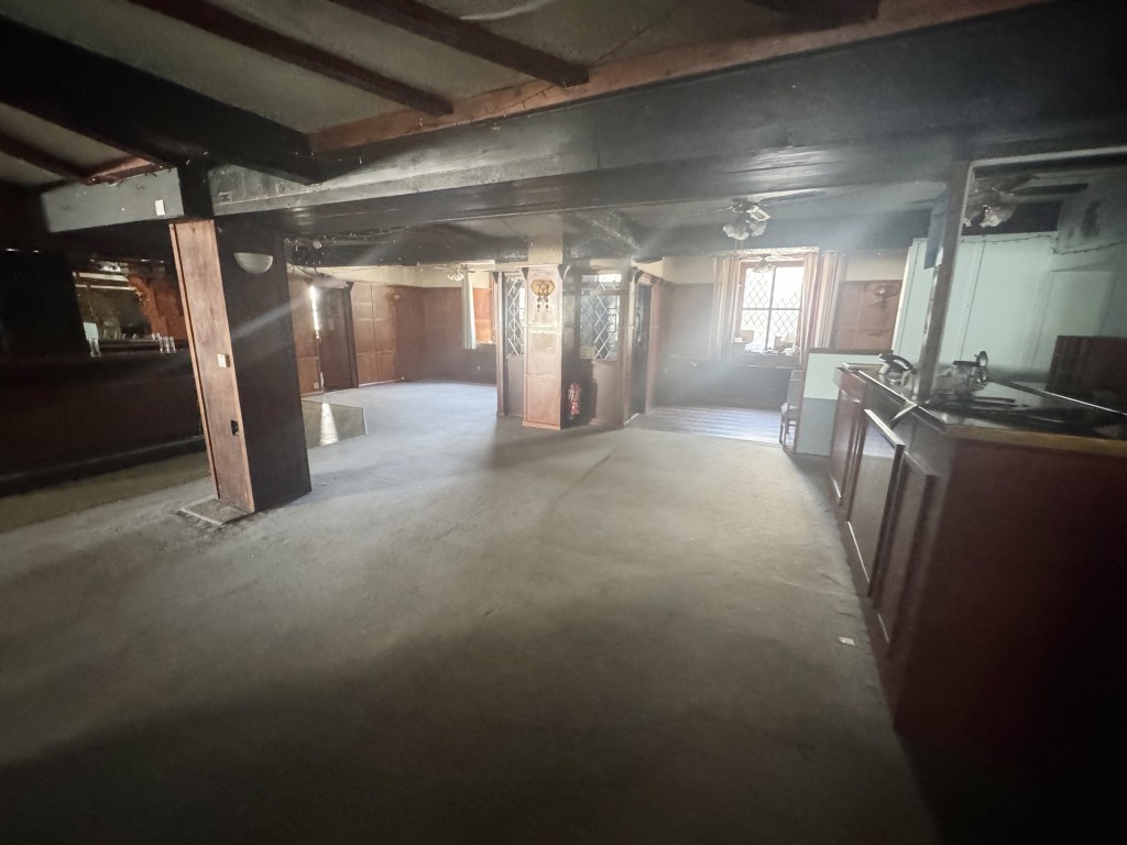 Lot: 80 - SUBSTANTIAL FOURTEEN-BEDROOM HOTEL AND INN CLOSE TO DARTMOOR NATIONAL PARK - Bar area